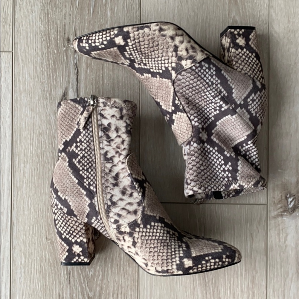 Pointed toe Snake skin bootie